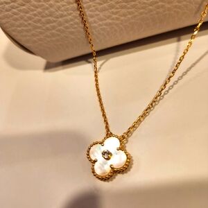 Clover-Shaped Agate and Zirconia Pendant Necklace in Silver 18 inch. Length